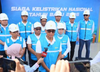 Direktur Utama PLN, Darmawan Prasodjo (depan) didampingi Direktur Distribusi PLN, Arsyadani G. Akmalaputri (ketiga dari kanan) dan para jajaran manajemen PLN saat sesi doorstop media dalam Siaga Kelistrikan Nasional Tahun Baru 2026 di Kantor Unit Layanan Pelanggan (ULP) Kuala Simpang, Aceh Tamiang pada Rabu, (31/12). Ia menyampaikan bahwa beban listrik nasional pada malam pergantian tahun diperkirakan mencapai sekitar 41,6 gigawatt (GW) dengan daya mampu seluruh pembangkit sebesar 70,8 GW, sehingga memberikan cadangan daya dan keandalan suplai listrik yang cukup pada momen pergantian tahun. (Divkom PLN Pusat)