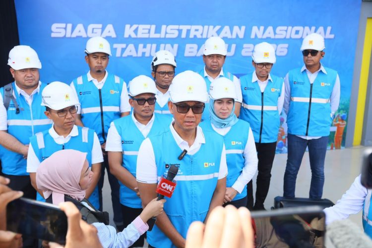 Direktur Utama PLN, Darmawan Prasodjo (depan) didampingi Direktur Distribusi PLN, Arsyadani G. Akmalaputri (ketiga dari kanan) dan para jajaran manajemen PLN saat sesi doorstop media dalam Siaga Kelistrikan Nasional Tahun Baru 2026 di Kantor Unit Layanan Pelanggan (ULP) Kuala Simpang, Aceh Tamiang pada Rabu, (31/12). Ia menyampaikan bahwa beban listrik nasional pada malam pergantian tahun diperkirakan mencapai sekitar 41,6 gigawatt (GW) dengan daya mampu seluruh pembangkit sebesar 70,8 GW, sehingga memberikan cadangan daya dan keandalan suplai listrik yang cukup pada momen pergantian tahun. (Divkom PLN Pusat)