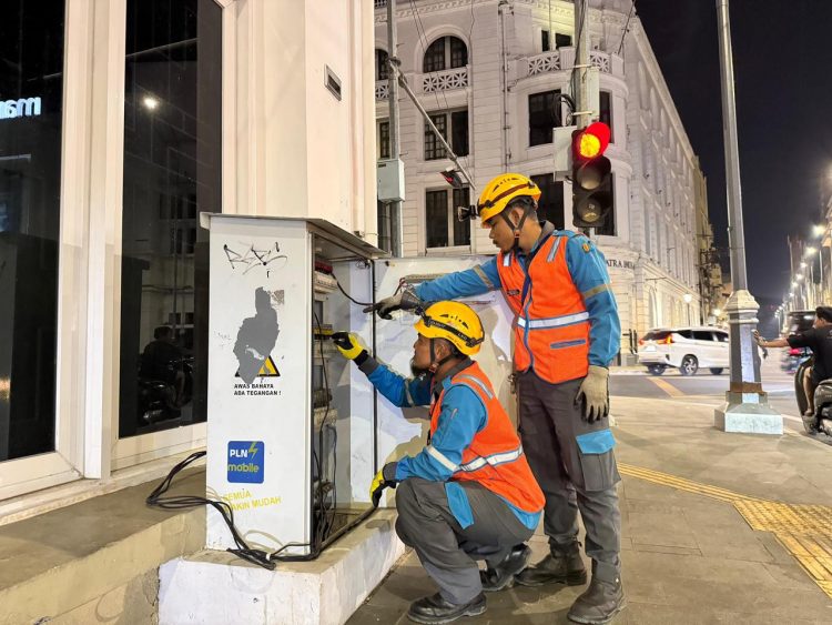 Petugas PLN melakukan pengecekan jaringan listrik di salah satu titik prioritas di Kota Medan, Sumatera Utara. Upaya ini dilakukan untuk memastikan pasokan listrik tetap andal, sehingga masyarakat dapat merayakan momen pergantian tahun baru 2026 dengan aman dan nyaman. (Divkom PLN Pusat/ PenaTerkini.co.id)