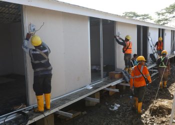 Para petugas PLN memasang kWh meter di masing-masing unit Rumah Hunian Danantara (Huntara) Aceh Tamiang. Saat ini, seluruh hunian yang telah terbangun sudah tersambung listrik. (Divkom PLN Pusat)