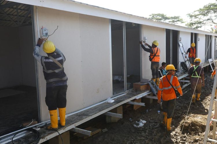 Para petugas PLN memasang kWh meter di masing-masing unit Rumah Hunian Danantara (Huntara) Aceh Tamiang. Saat ini, seluruh hunian yang telah terbangun sudah tersambung listrik. (Divkom PLN Pusat)