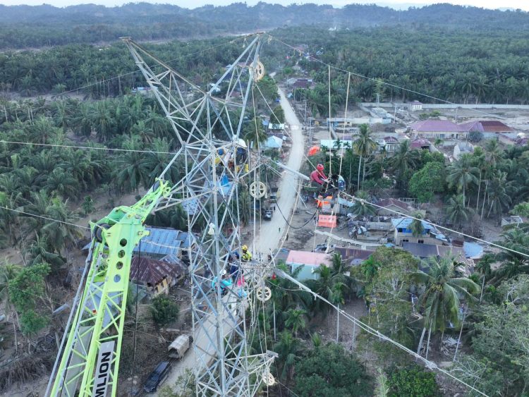 Tampak udara jaringan transmisi 150 kV Pangkalan Brandan-Langsa jalur 2 yang memperkuat pasokan listrik ke wilayah Aceh pascabencana. (Divkom PLN Pusat)