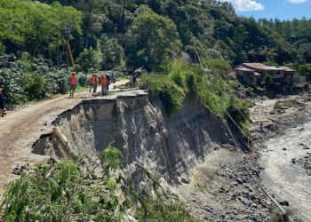 Petugas PLN terus bergerak memulihkan jaringan distribusi listrik pascabencana banjir dan longsor di Desa Jamur Ujung, Kabupaten Bener Meriah. (Divkom PLN Pusat)