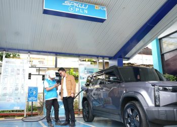 Ilustrasi Petugas PLN tengah memberikan edukasi terkait fitur AntreEV di dalam aplikasi PLN Mobile kepada pengguna kendaraan listrik di salah satu SPKLU. (Divkom PLN Pusat)