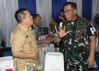 Danpuspomad Mayjen TNI. Eka Wijaya Permana S.H menyempatkan waktu berbincang dengan Wali Kota Pematangsiantar, Wesly Silalahi, S.H., M.Kn . (Diskominfo Ps)