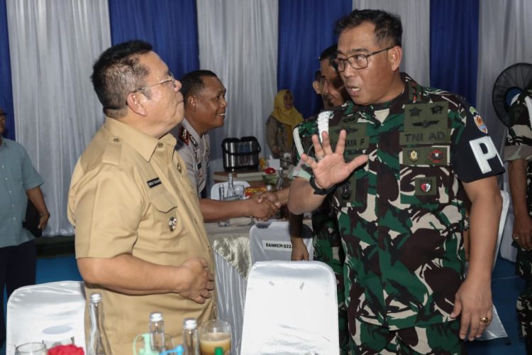 Danpuspomad Mayjen TNI. Eka Wijaya Permana S.H menyempatkan waktu berbincang dengan Wali Kota Pematangsiantar, Wesly Silalahi, S.H., M.Kn . (Diskominfo Ps)