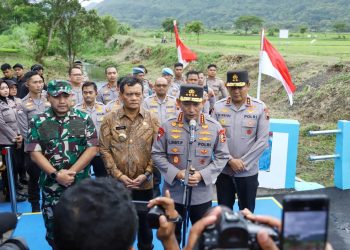 Kapolri Jenderal Polisi Listyo Sigit Prabowo  (tengah) didampingi Kapolda Jawa Tengah Irjen Pol Ribut Hari Wibowo (kanan) dan Gubernur Jawa Tengah Ahmad Luthfi  (kiri) menyampaikan keteranga pers usai meresmikan secara serentak 19 Jembatan Merah Putih Presisi yang telah selesai dibangun di berbagai wilayah Jawa Tengah, Rabu (14/01/2026). (Istimewa)