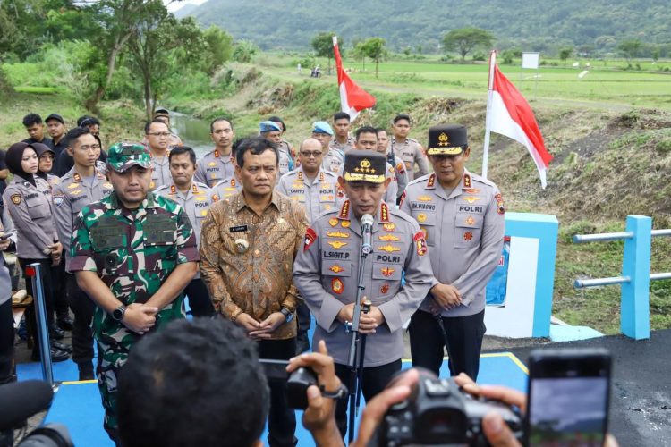 Kapolri Jenderal Polisi Listyo Sigit Prabowo  (tengah) didampingi Kapolda Jawa Tengah Irjen Pol Ribut Hari Wibowo (kanan) dan Gubernur Jawa Tengah Ahmad Luthfi  (kiri) menyampaikan keteranga pers usai meresmikan secara serentak 19 Jembatan Merah Putih Presisi yang telah selesai dibangun di berbagai wilayah Jawa Tengah, Rabu (14/01/2026). (Istimewa)