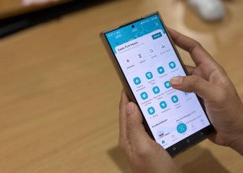 Ilustrasi pelanggan sedang memesan layanan Penyambungan Sementara melalui aplikasi PLN Mobile. (Divkom PLN Pusat)