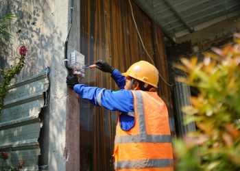 Ilustrasi petugas PLN tengah menyambungkan listrik ke rumah pelanggan yang memesan layanan Pasang Baru melalui aplikasi PLN Mobile. (Divkom PLN Pusat/PenaTerkini.co.id)