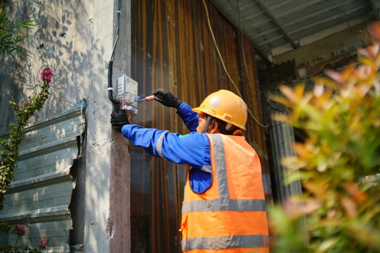 Ilustrasi petugas PLN tengah menyambungkan listrik ke rumah pelanggan yang memesan layanan Pasang Baru melalui aplikasi PLN Mobile. (Divkom PLN Pusat/PenaTerkini.co.id)