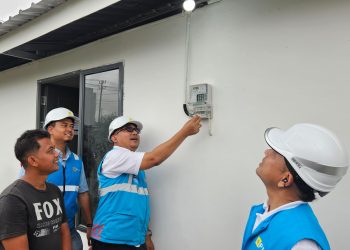General Manager PLN UID Aceh, Eddi Saputra (kedua dari kanan) dan EVP Komunikasi Korporat & TJSL PLN, Gregorius Adi Trianto (kanan) ketika memastikan listrik telah tersedia pada tiap rumah Huntara di Aceh Tamiang pada Kamis (08/01/2026). (Divkom PLN Pusat/ PenaTerkini.co.id)