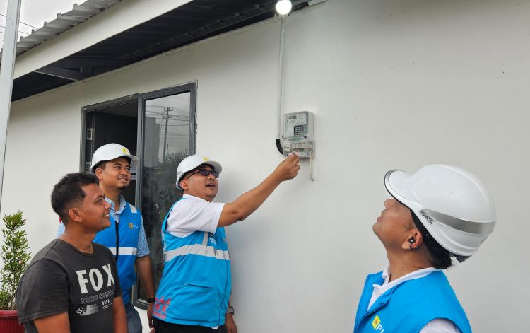 General Manager PLN UID Aceh, Eddi Saputra (kedua dari kanan) dan EVP Komunikasi Korporat & TJSL PLN, Gregorius Adi Trianto (kanan) ketika memastikan listrik telah tersedia pada tiap rumah Huntara di Aceh Tamiang pada Kamis (08/01/2026). (Divkom PLN Pusat/ PenaTerkini.co.id)